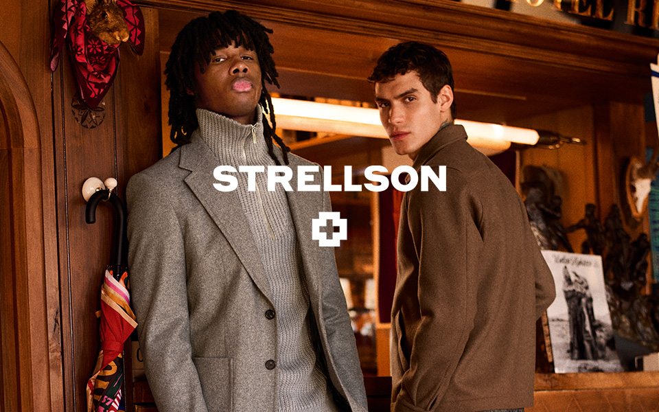 Zwei Männer in grauem Anzug und braunem Sakko, Wollmaterial im Innenbereich