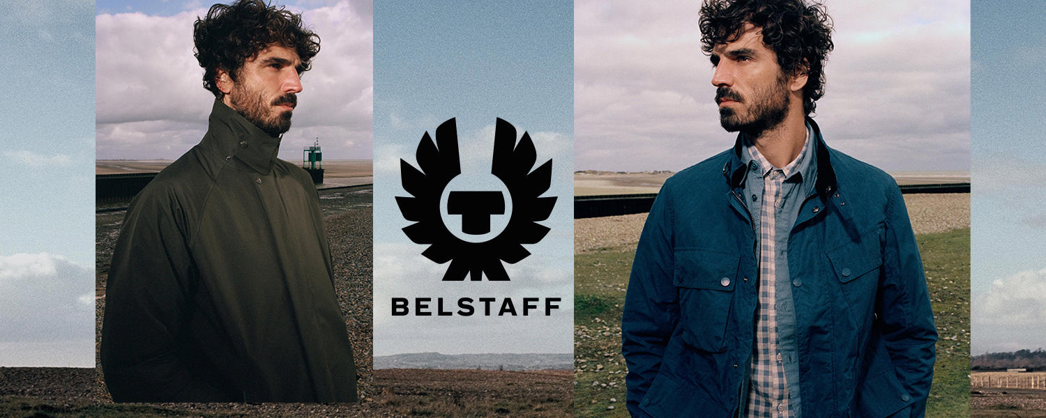 Zu sehen sind zwei Männer, die auf einem Feld stehen. In der Mitte befindet sich das Logo von Belstaff.