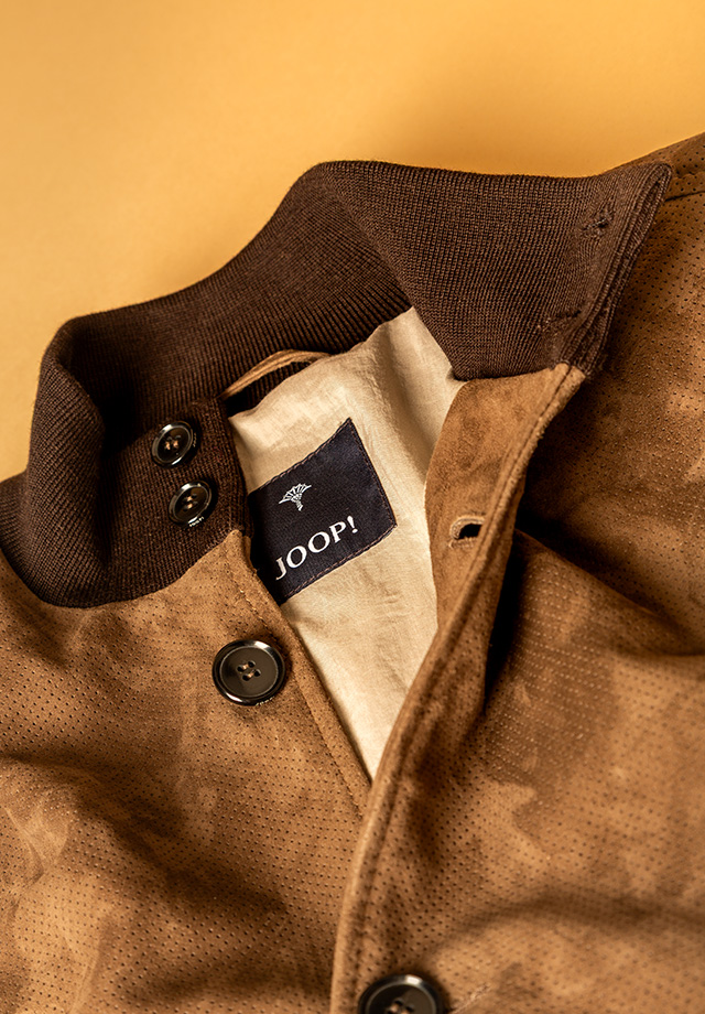 Nahaufnahme einer braunen Velourslederjacke