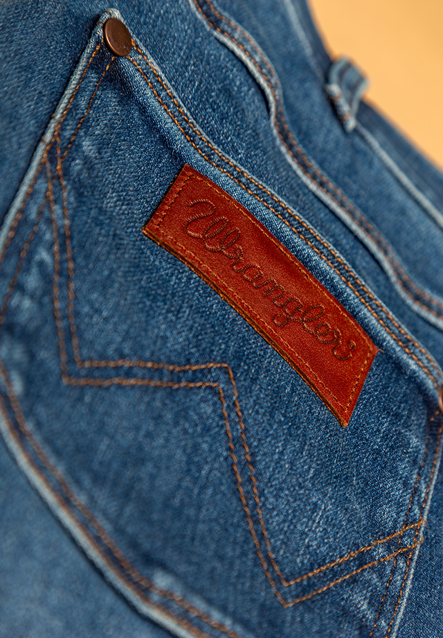 Nahaufnahme einer Wrangler Blue Jeans