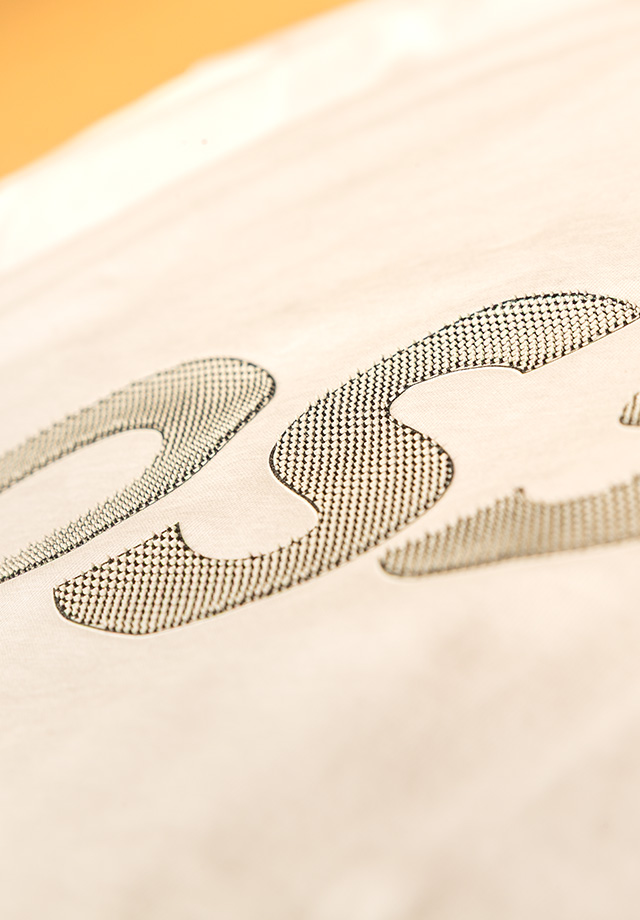 Nahaufnahme eines weißen T-Shirts mit BOSS-Schriftzug