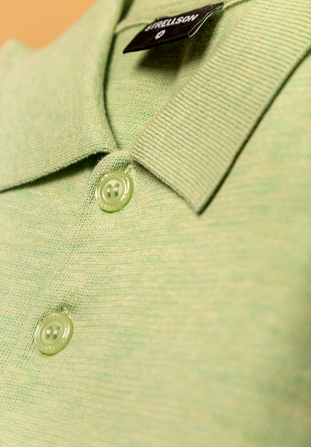 Nahaufnahme eines hellgrünen Strickpolos