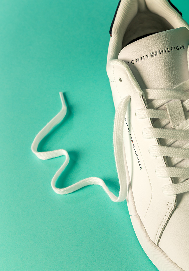 Nahaufnahme eines weißen Sneakers