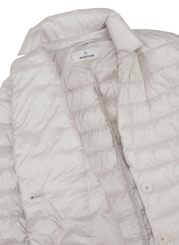 Nahaufnahme einer weißen Damen-Steppjacke