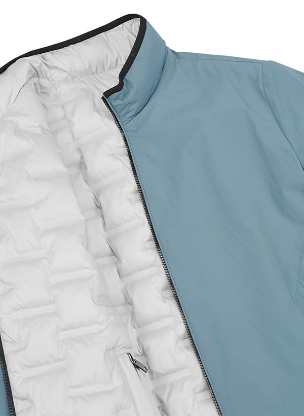Eine Nahaufnahme einer blau-grauen Wendejacke mit Steppung