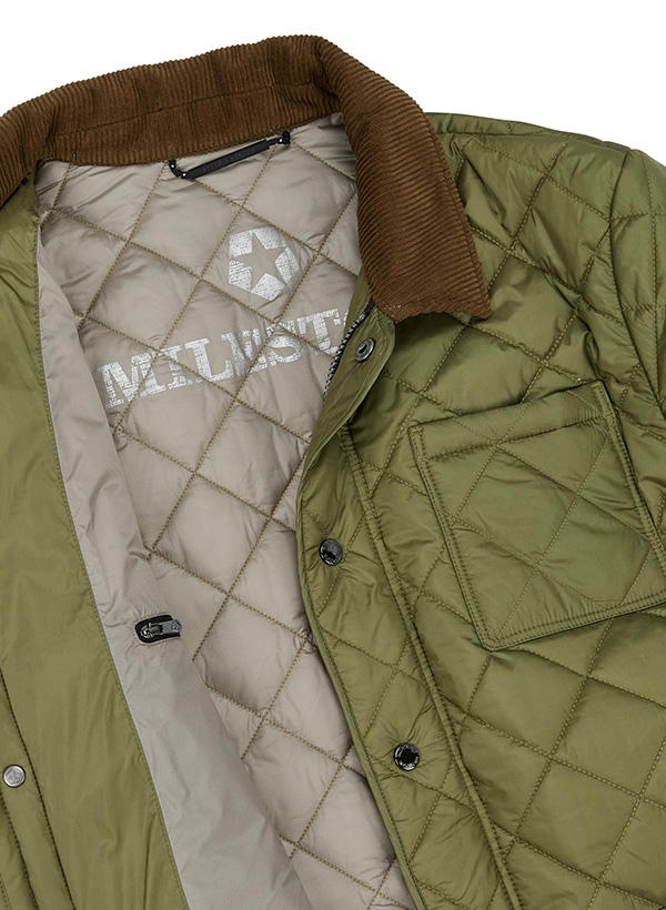 Nahaufnahme einer grünen gesteppten Jacke mit Cordkragen