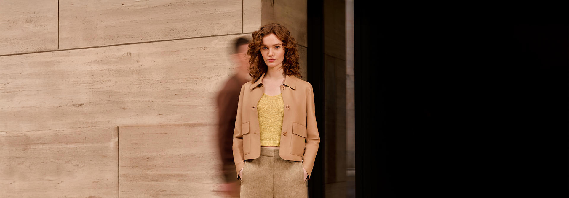 Eine Dame in einer leichten Lederjacke in Beige