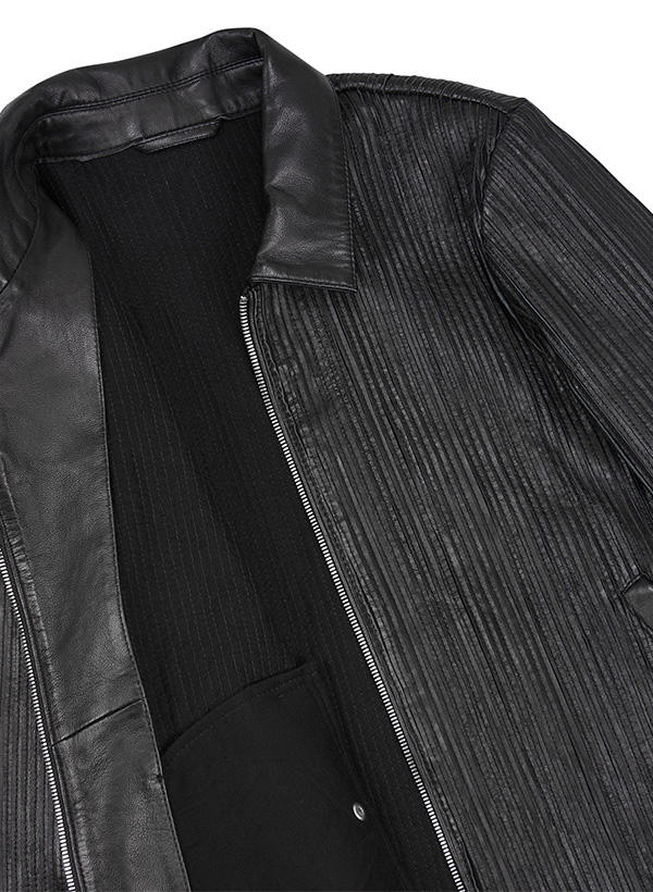 Nahaufnahme einer schwarzen Lederjacke mit interessanter Struktur