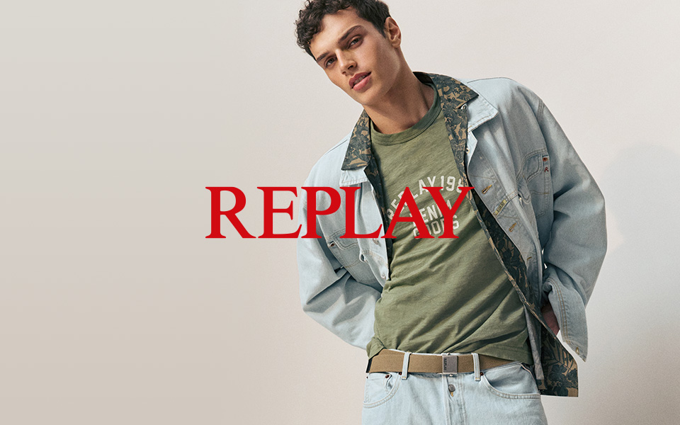Ein junger Mann vor neutralem Hintergrund. Er trägt verschiedene Styles von der Marke Replay. In der Mitte ist das REPLAY-Logo.