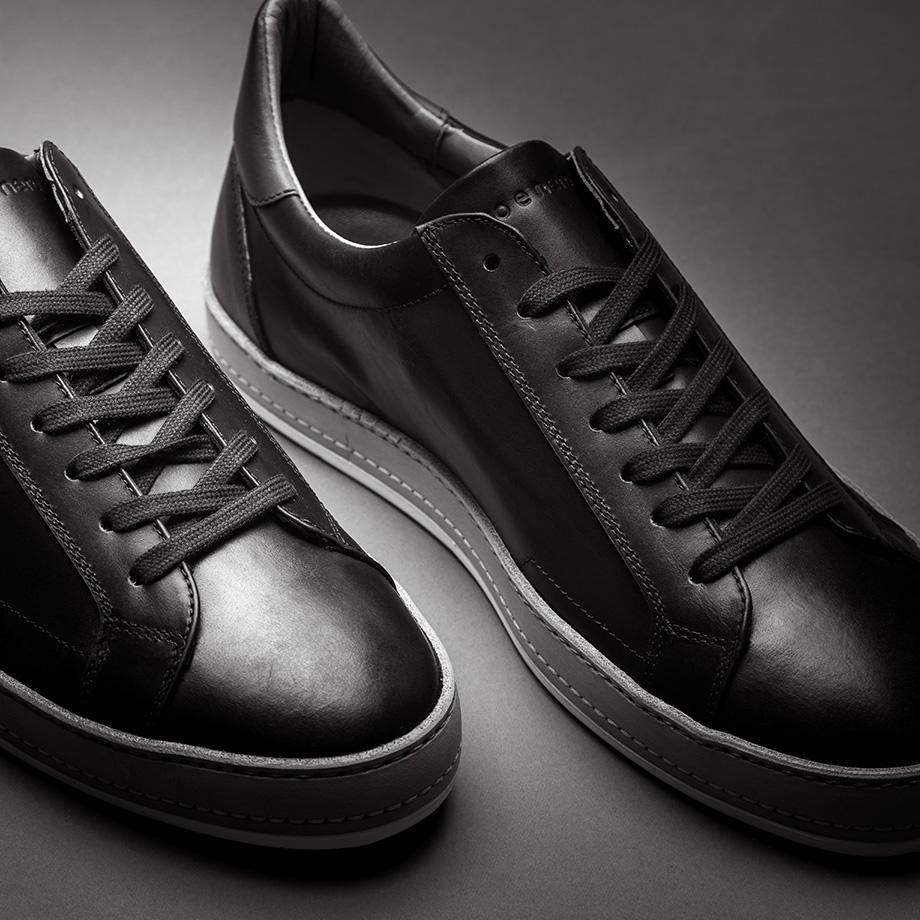 Eine Nahaufnahme von einem Paar Sneaker in schwarz-weiß.