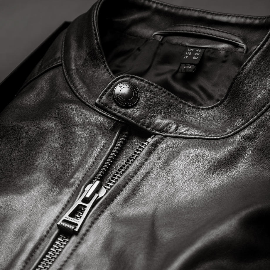 Eine Nahaufnahme einer Lederjacke in schwarz-weiß.