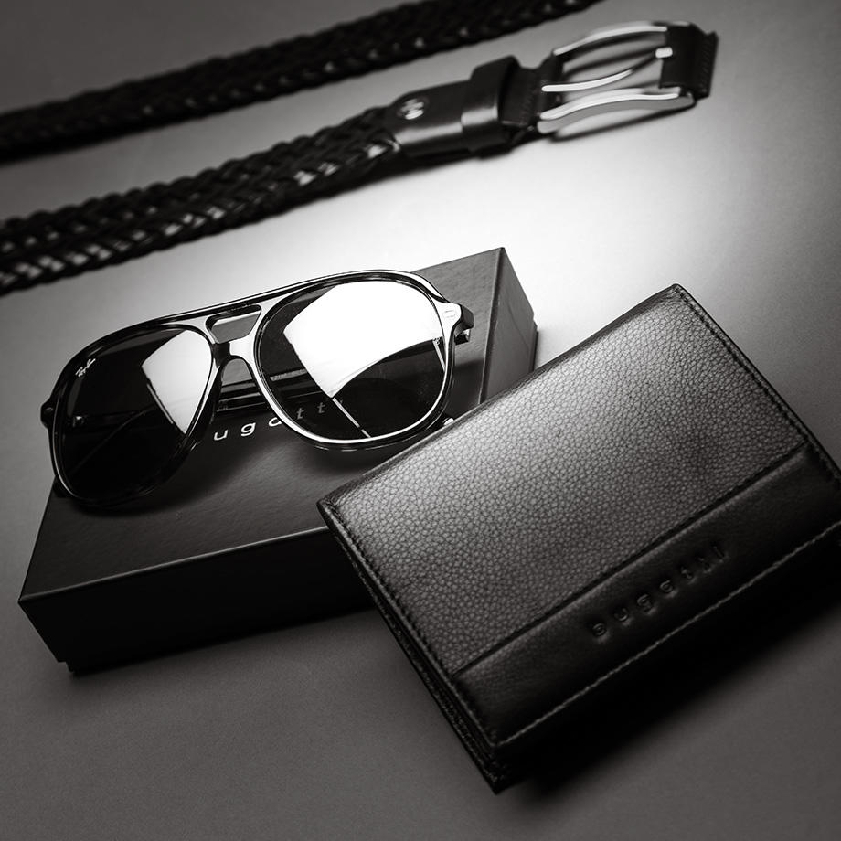 Eine Nahaufnahme von einer Gruppe Accessoires in schwarz-weiß.