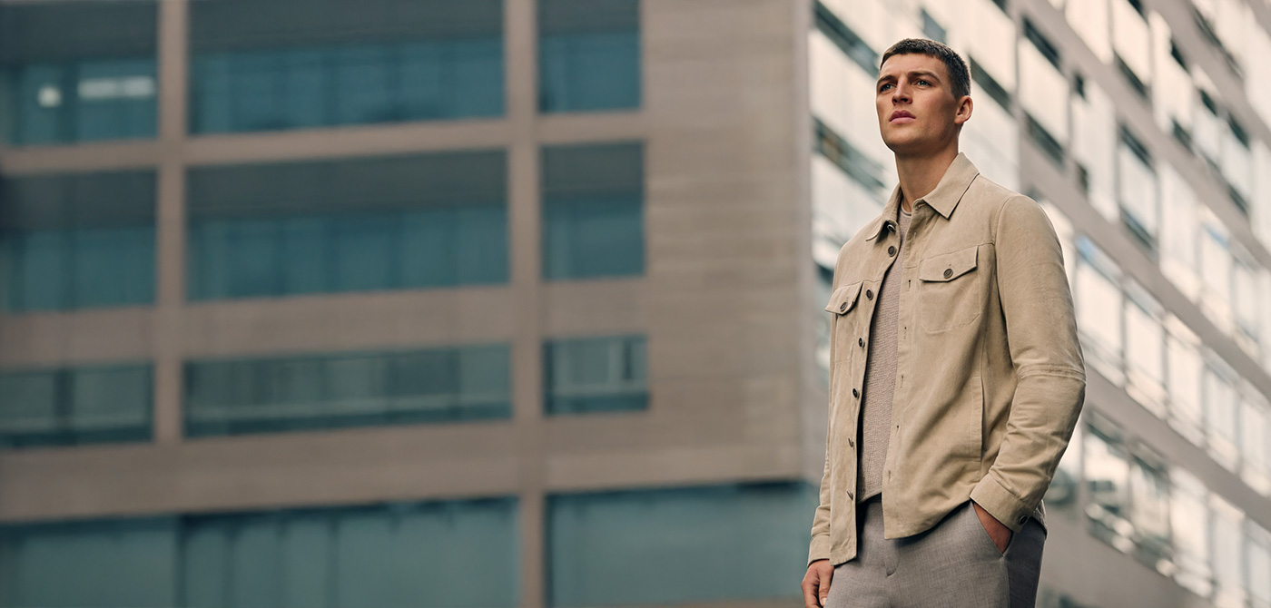Ein Herr trägt eine leichte Sommerjacke in beige. 