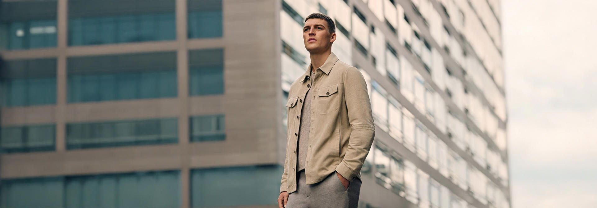 Ein Herr trägt eine leichte Sommerjacke in beige.