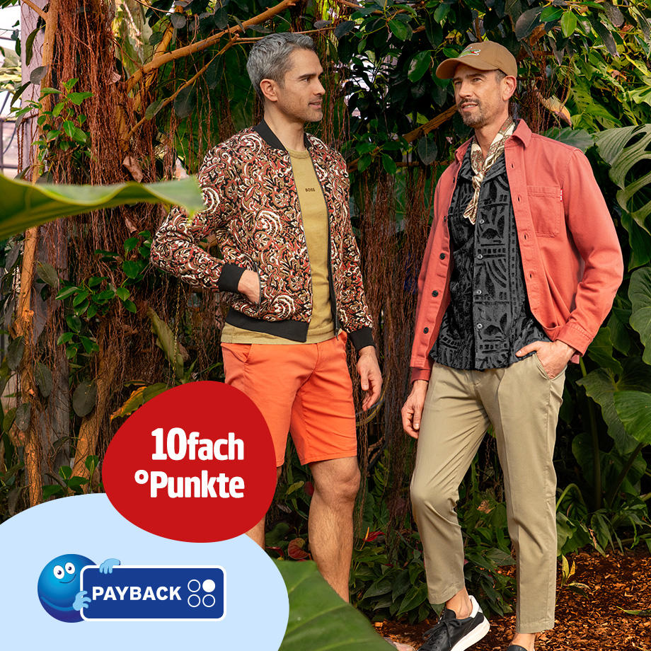 Zwei Männer in sommerlicher Freizeitkleidung stehen in einem tropischen Garten – beworben mit „10fach Punkte“ für Payback.