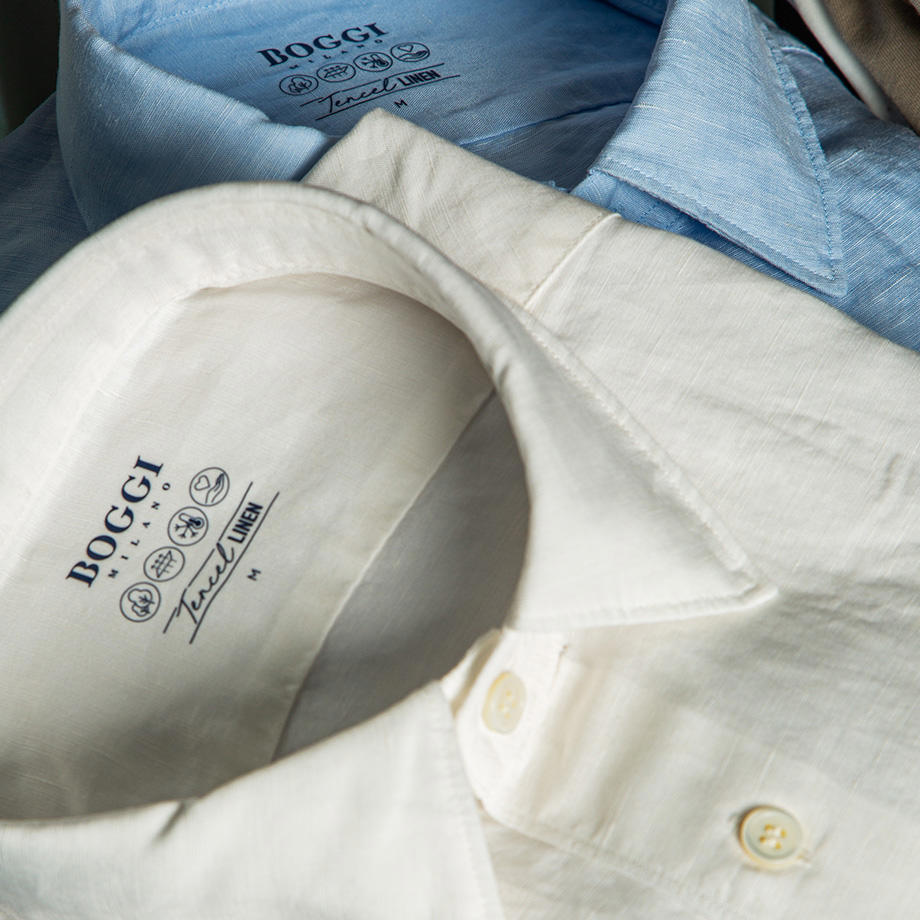 Detailaufnahme eines weißen und eines hellblauen Hemdes von Boggi Milano. 