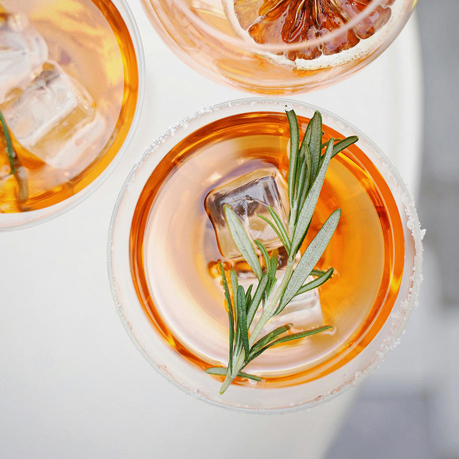Eine Aufnahme von drei Aperolgläsern aus der Vogelperspektive