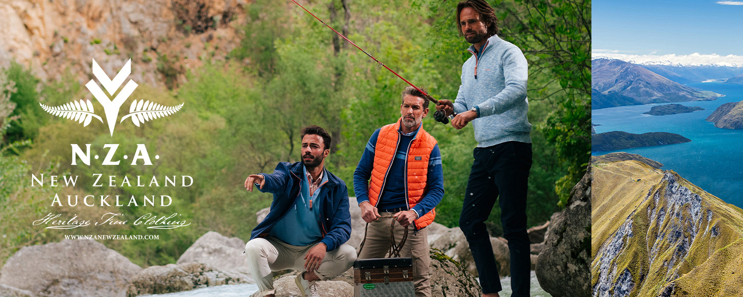 Drei Männer in sportlich-eleganter Outdoor-Kleidung genießen ein Abenteuer in der Natur an einem Fluss.