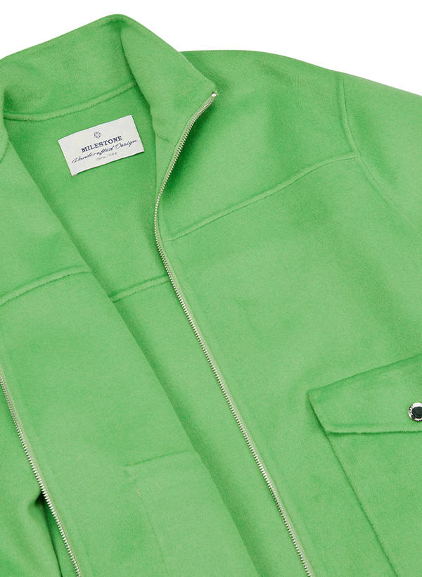 Eine Nahaufnahme einer Damenjacke aus grüner Wolle