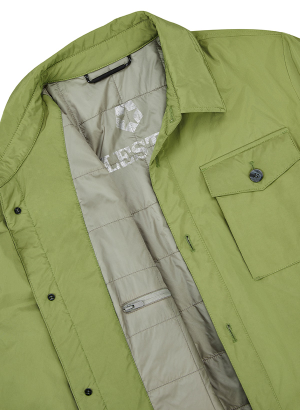 Eine Nahaufnahme eines grünen Overshirts