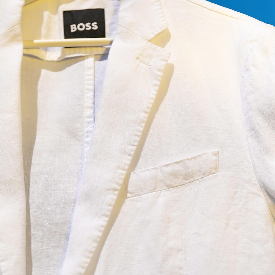 Nahaufnahme eines weißen Leinensakkos von BOSS. 