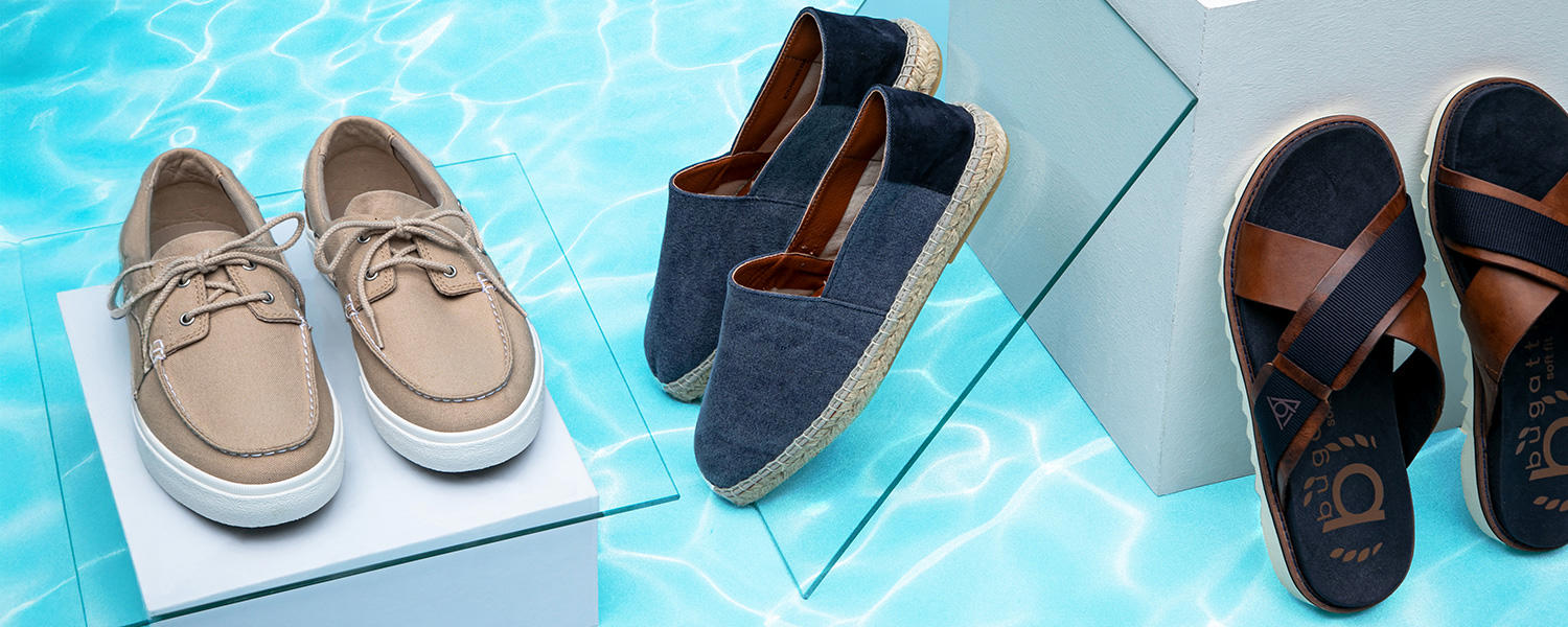 Auswahl sommerlicher Herrenschuhe – Bootsschuhe, Espadrilles und Slipper – stilvoll arrangiert vor Poolkulisse.