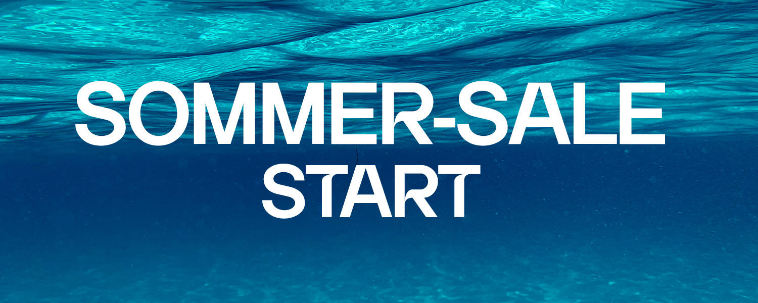Grafik mit Unterwasseraufnahme in Blautönen. Im oberen Bildbereich steht in großer weißer Schrift „Sommer-Sale Start“. Werbegrafik für eine Rabattaktion.