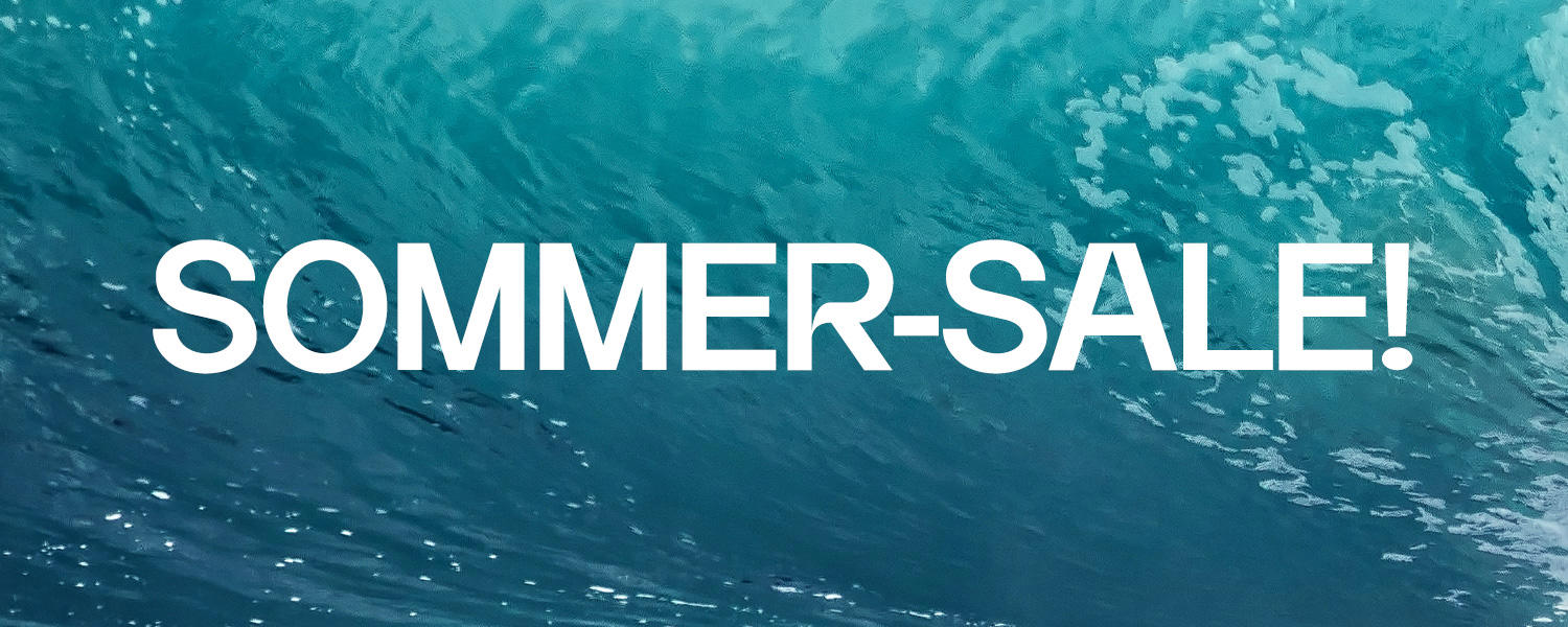 Grafik mit Unterwasseraufnahme in Blautönen. Im oberen Bildbereich steht in großer weißer Schrift „Sommer-Sale“. Werbegrafik für eine Rabattaktion.