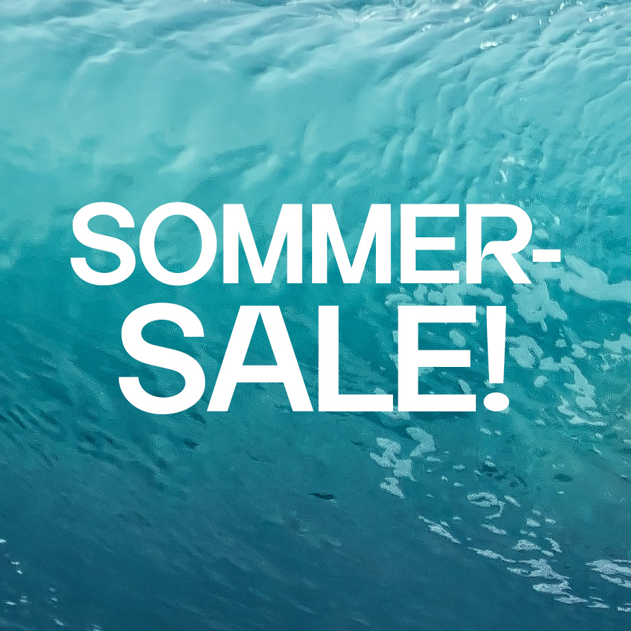 Grafik mit Unterwasseraufnahme in Blautönen. Im oberen Bildbereich steht in großer weißer Schrift „Sommer-Sale“. 