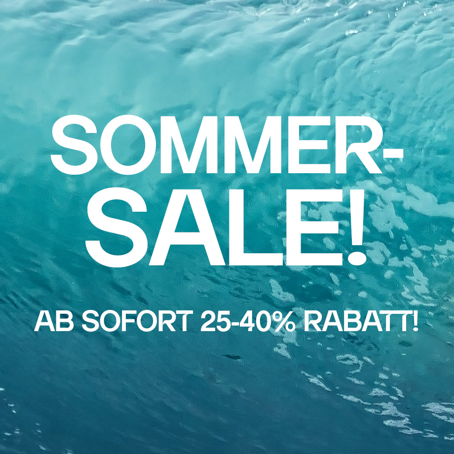 Grafik mit Unterwasseraufnahme in Blautönen. Im oberen Bildbereich steht in großer weißer Schrift „Sommer-Sale Start“. Darunter „Ab sofort 25–40 % Rabatt!“. Werbegrafik für eine Rabattaktion.