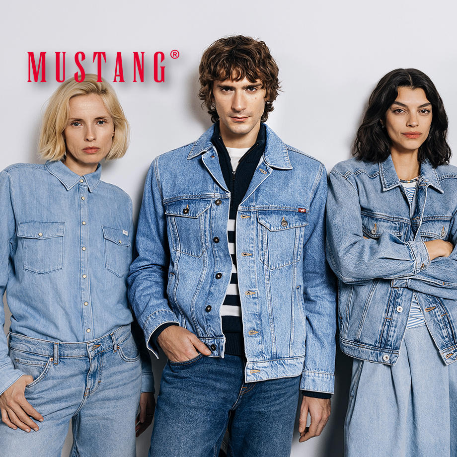 Drei Models in klassischer Jeanskleidung von Mustang posieren vor neutralem Hintergrund.