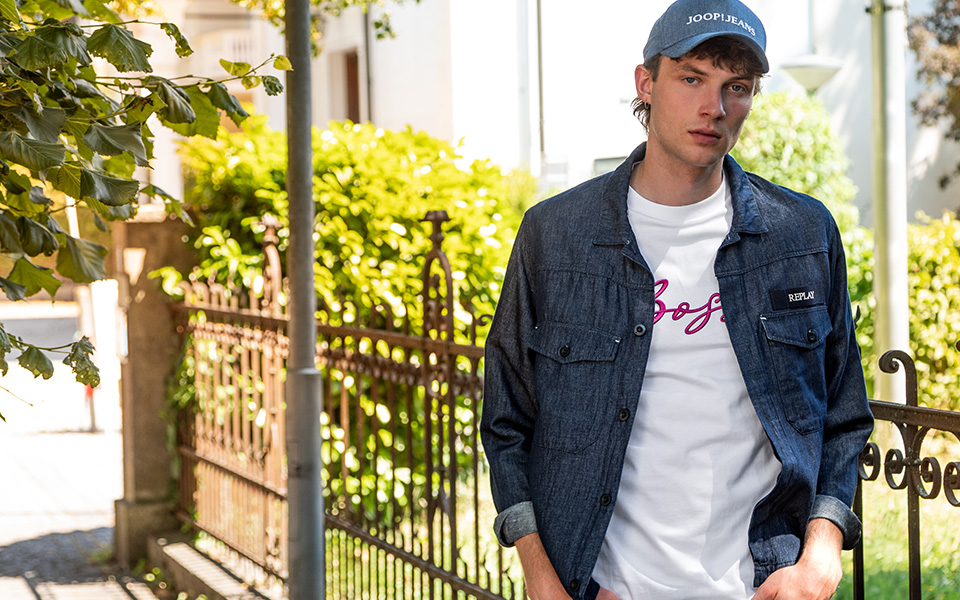 Ein junger Mann trägt ein Denim-Overshirt von REPLAY