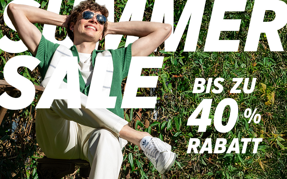 Ein junger Mann sonnt sich und lacht. Text im Bild: SUMMER SALE - Bis zu 40% Rabatt