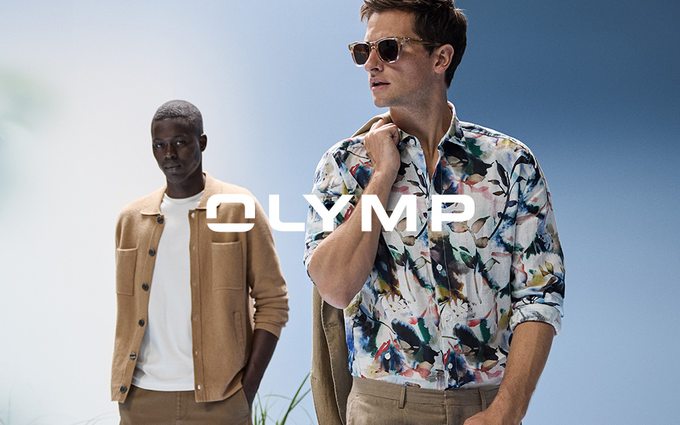 Zwei junge Männer in OLYMP-Styles, mittiges OLYMP-Logo