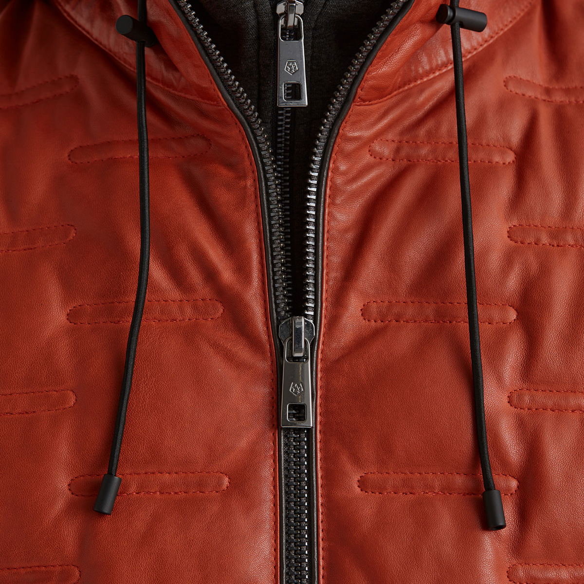 Eine Nahaufnahme einer Steppjacke mit Reißverschluss