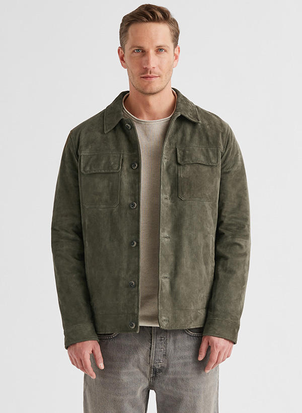 Ein Mann trägt eine olivgrüne Velourslederjacke