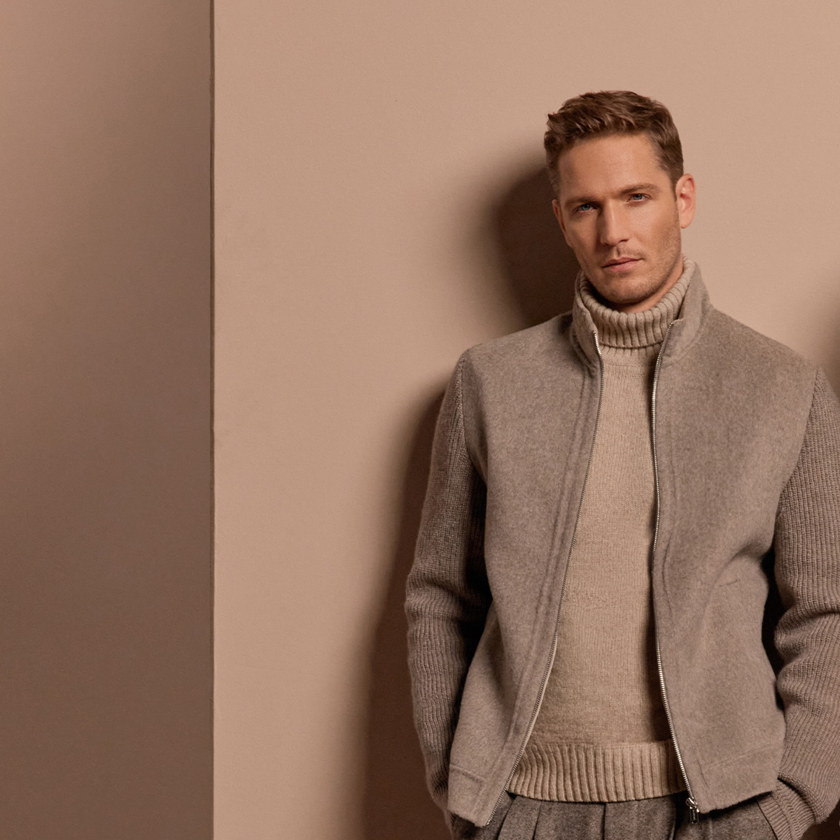 Ein Mann in einer grauen Wolljacke