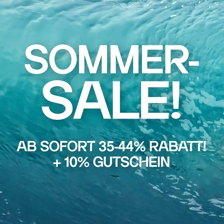 Grafik mit Unterwasseraufnahme in Blautönen. Im oberen Bildbereich steht in großer weißer Schrift „Sommer-Sale“. Darunter „Ab sofort 35–44 % Rabatt! + 10% Gutschein“. Werbegrafik für eine Rabattaktion.
