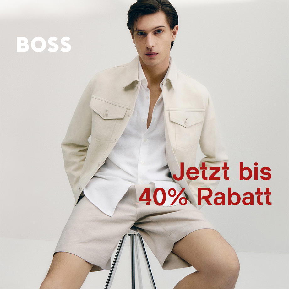 Ein Mann in beigefarbenem Overshirt, Shorts & weißem Hemd von Boss sitzt auf einem Hocker vor hellem Hintergrund. Aufschrift: 'Jetzt bis 40 % Rabatt.