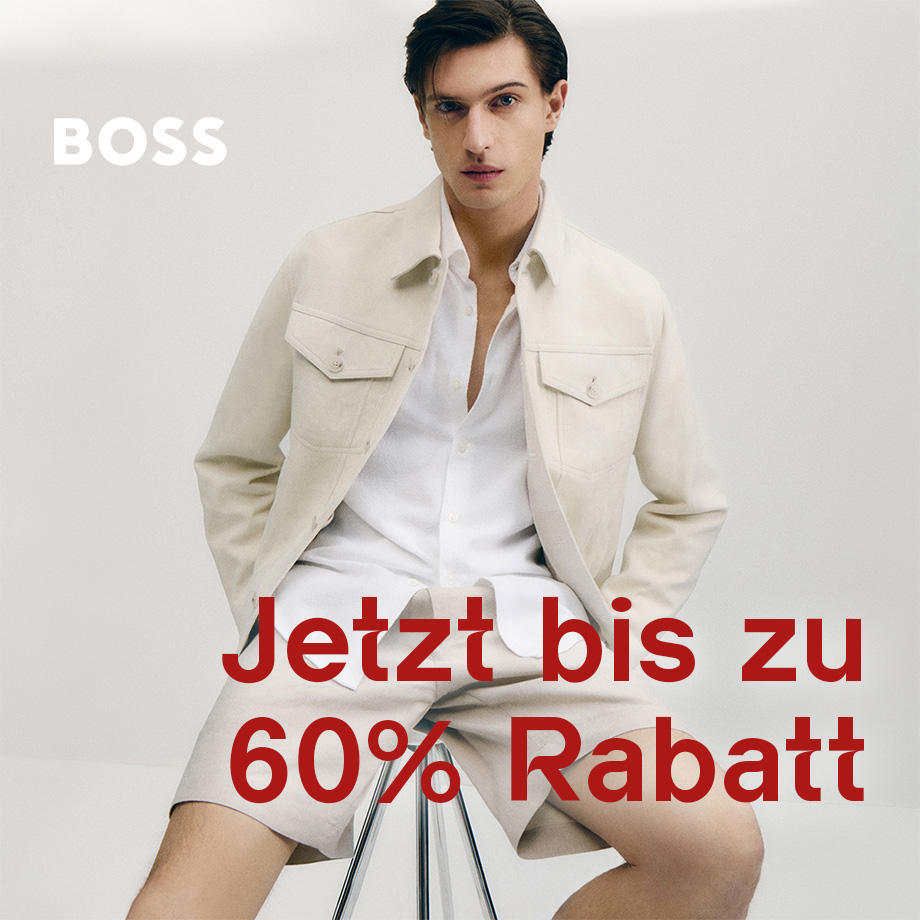Ein Mann in beigefarbenem Overshirt, Shorts & weißem Hemd von Boss sitzt auf einem Hocker vor hellem Hintergrund. Aufschrift: 'Jetzt bis zu 60 % Rabatt.