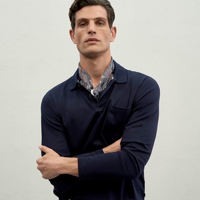 Ein Mann in einem dunkelblauen Poloshirt von MAERZ Muenchen
