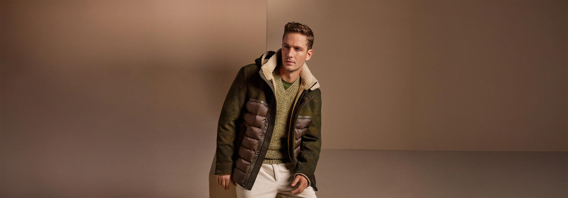 Ein Mann trägt eine MILESTONE Jacke mit Materialmix vor einem beigen Hintergrund