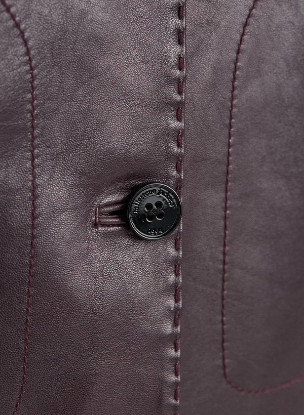 Nahaufnahme einer Lederjacke in dunkellila