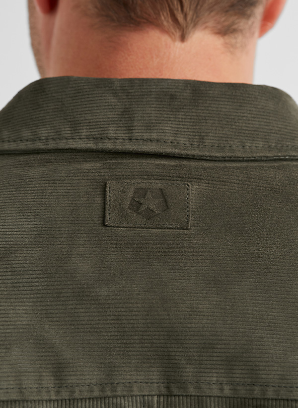 Nahaufnahme eines Jackenkragens aus Ziegenvelours mit feiner Cordstruktur