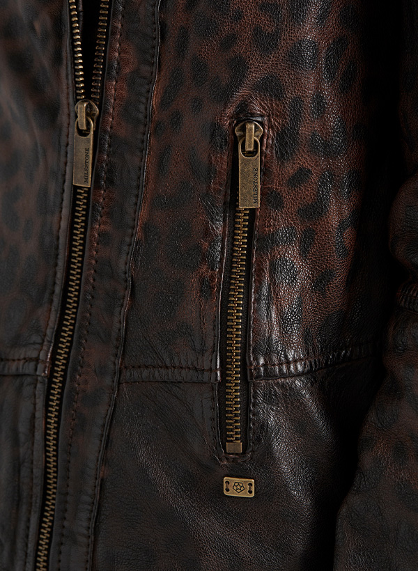 Nahaufnahme einer Lederjacke mit Leopardenmuster