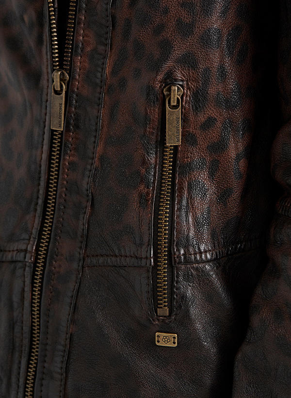 Nahaufnahme einer Lederjacke mit Leopardenmuster