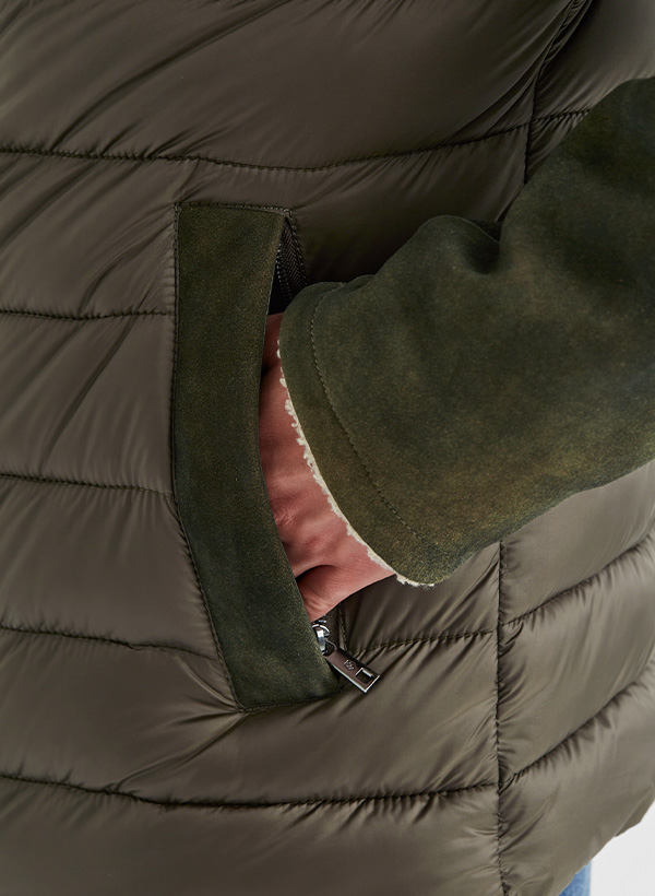 Eine Nahaufnahme einer MILESTONE Jackentasche mit Materialmix