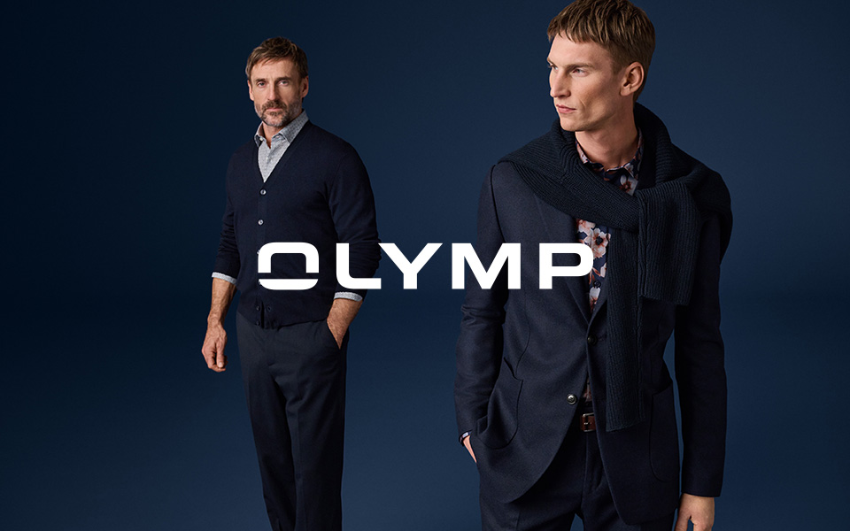Zwei Männer vor einem dunkelblauen Hintergrund tragen Mode von Olymp. In der Mitte ist das Logo von Olymp.