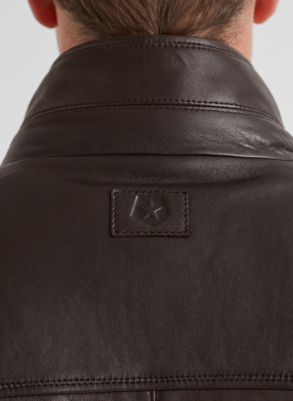 Nahaufnahme einer dunkelbraunen Lederjacke