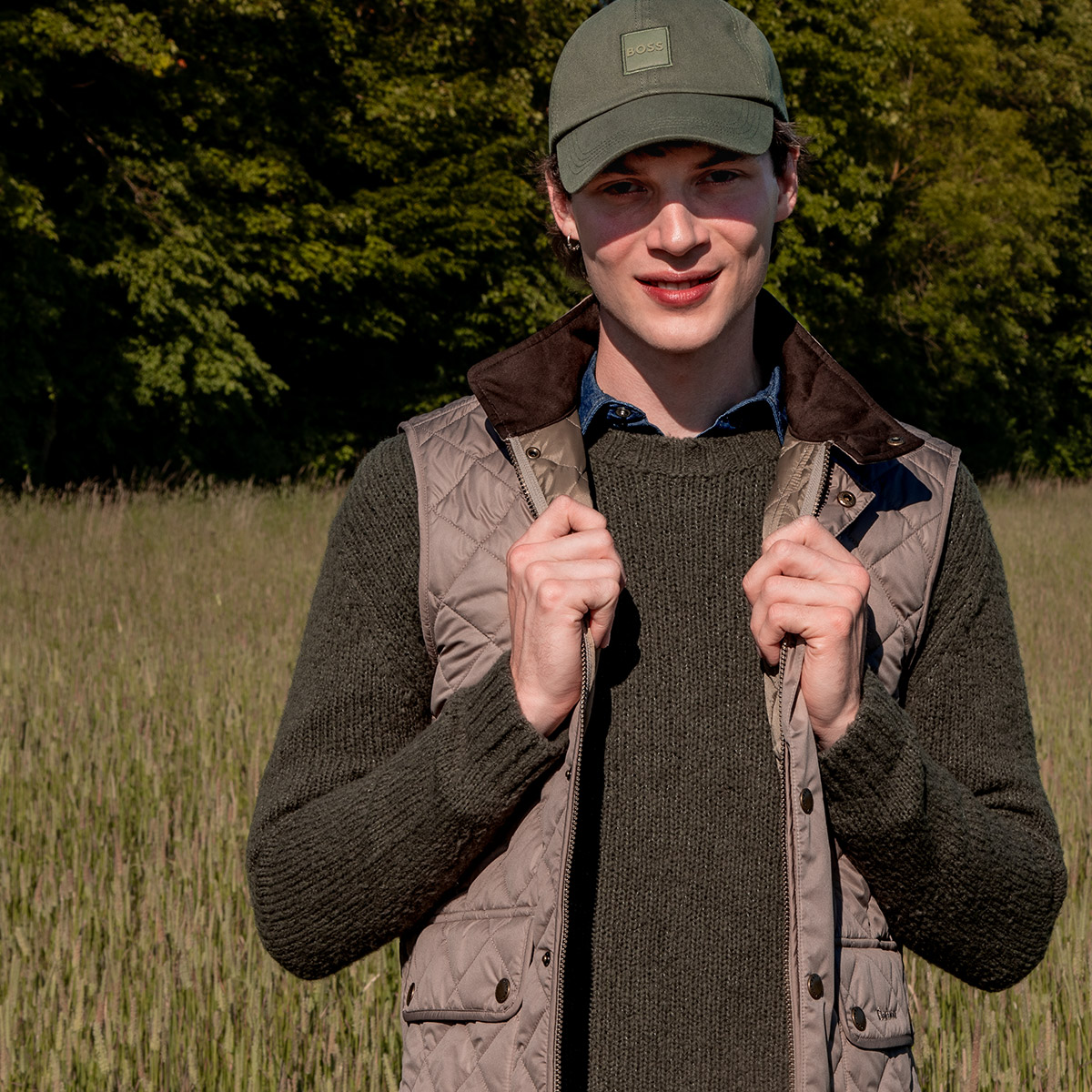 Ein Bildzusammenschnitt eines Mannes auf einem Feld. Er trägt einen Lagenlook in den Farben Braun, Beige und Olivgrün